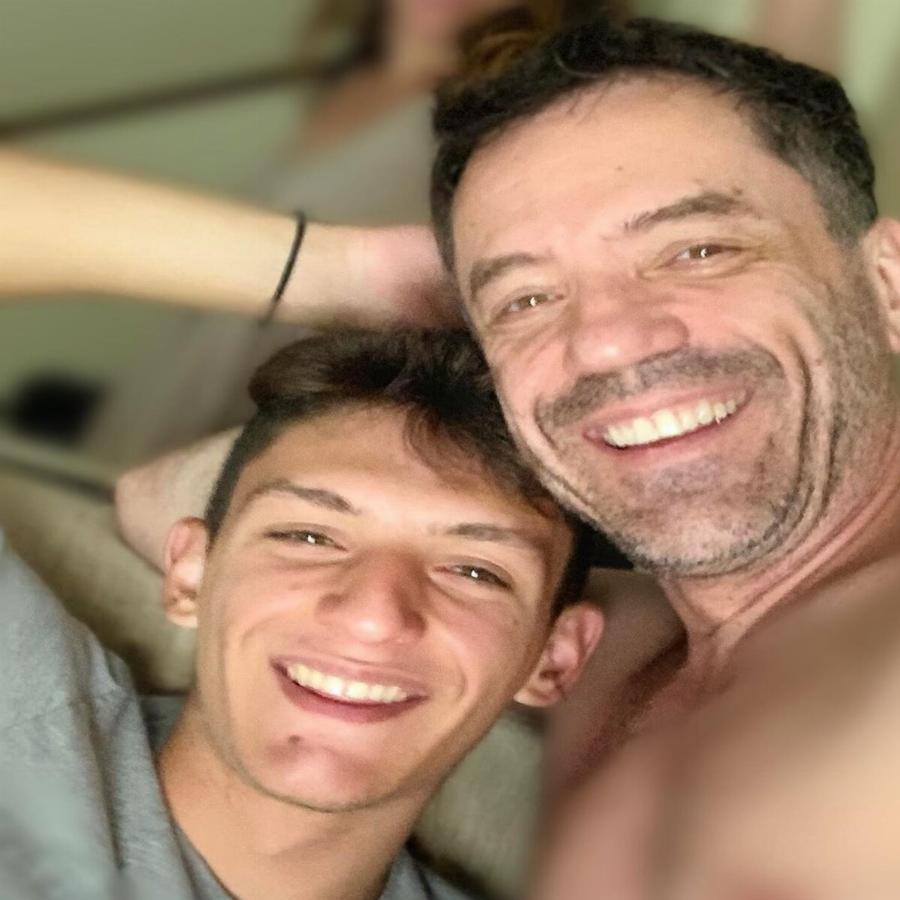 Τίτος Καλλίρης: Το παιδί του Θάνου Καλλίρη έγινε 21 χρονών, είναι ένας γοητευτικός νεαρός και έχει μεγάλη ομοιότητα με τον μπαμπά του