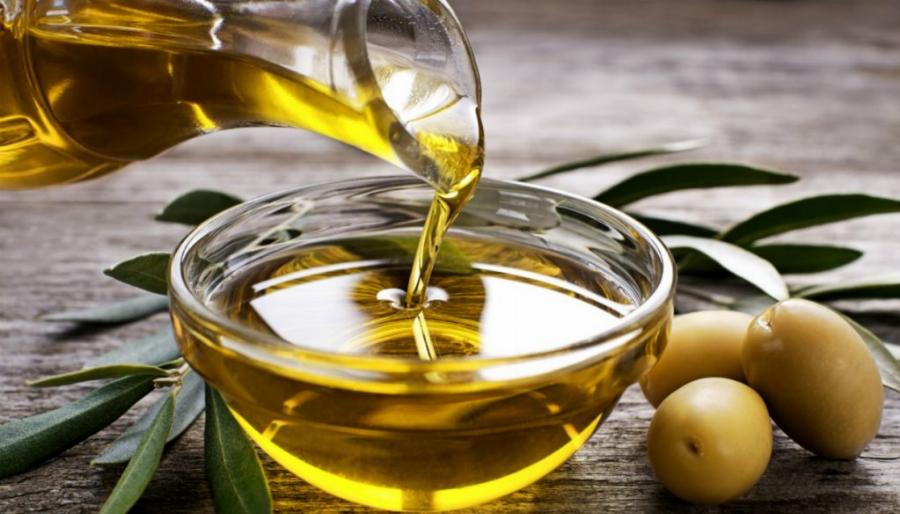 Ο τρόπος για να καθαρίσετε τον λεκέ από το λάδι μόνο σε 5 λεπτά