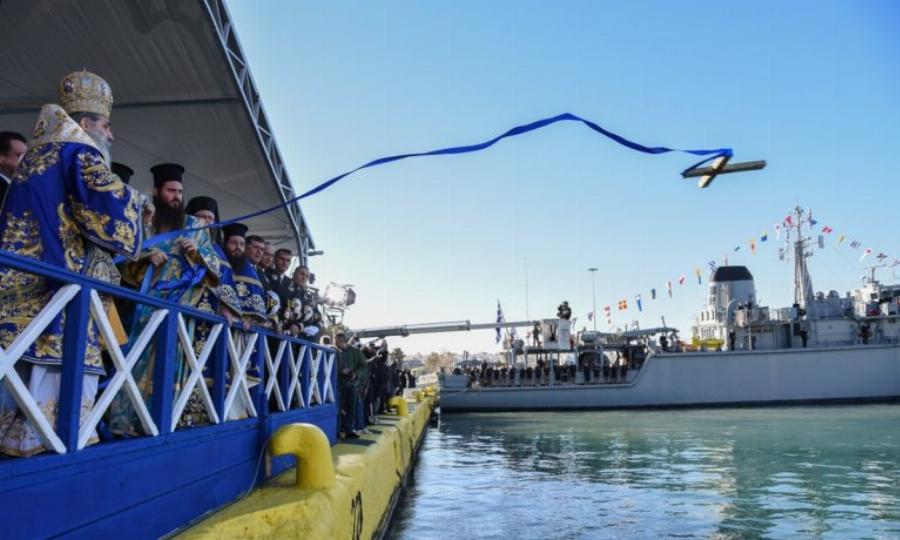 Τι γιορτάζουμε τα Θεοφάνεια; Γιατί λέγονται και Φώτα, ποια τα έθιμα και τα κάλαντα