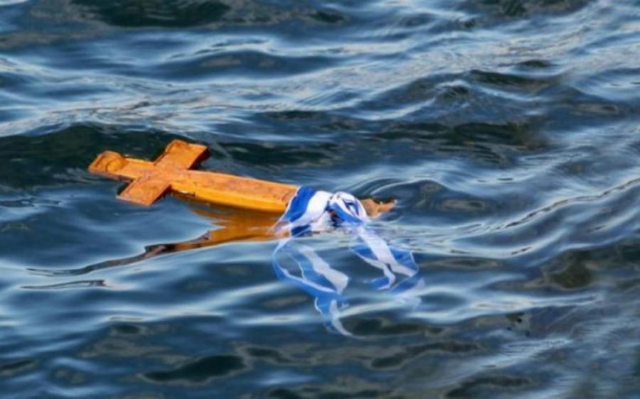 Γιατί βουτάμε στο νερό για να πιάσουμε το σταυρό τα Θεοφάνεια;