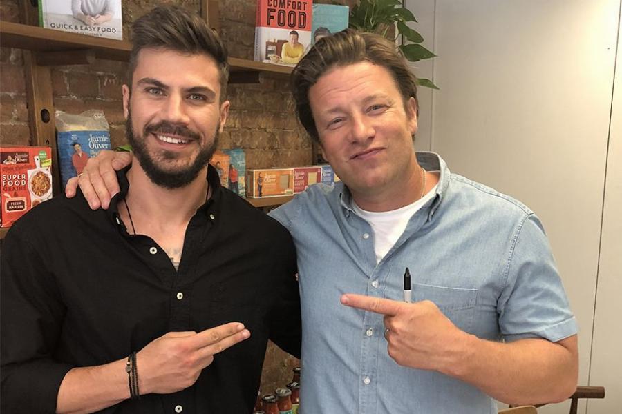 Άκης Πετρετζίκης: To σπασμένο ρεκόρ Γκίνες, η νίκη στο masterchef και το μυστικό της επιτυχημένης καριέρας