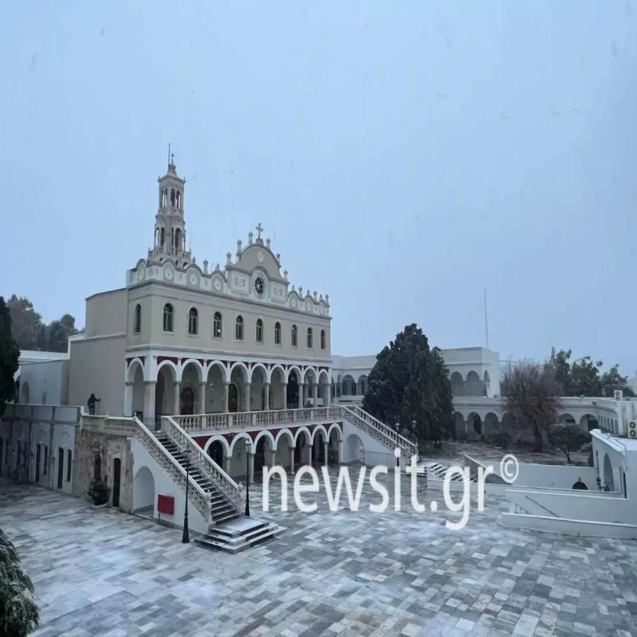 Παναγία της Τήνου: Η Μεγαλόχαρη στα λευκά – Εικόνες κατάνυξης που γίνονται viral στην κακοκαιρία