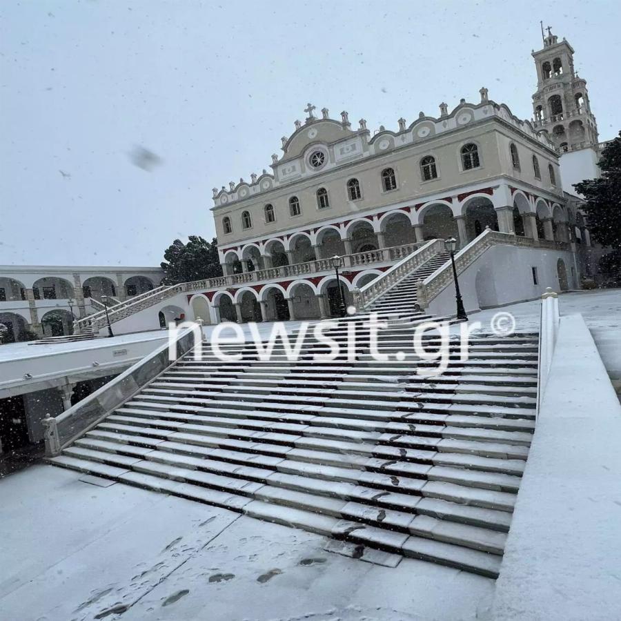 Παναγία της Τήνου: Η Μεγαλόχαρη στα λευκά – Εικόνες κατάνυξης που γίνονται viral στην κακοκαιρία