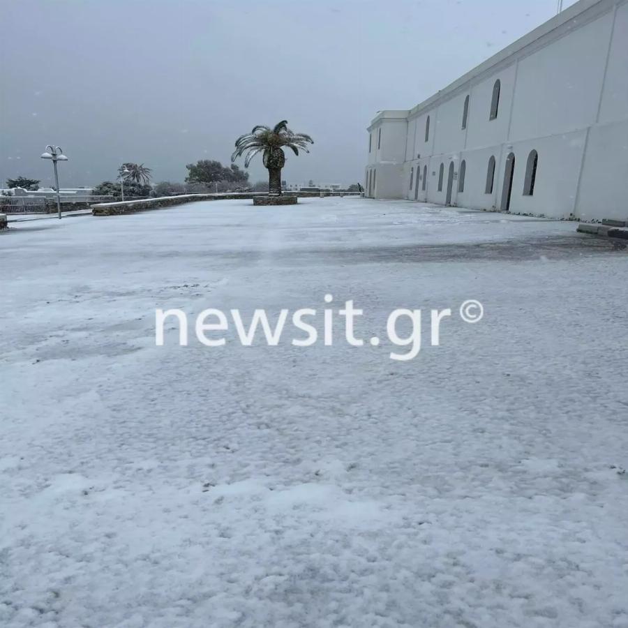 Παναγία της Τήνου: Η Μεγαλόχαρη στα λευκά – Εικόνες κατάνυξης που γίνονται viral στην κακοκαιρία