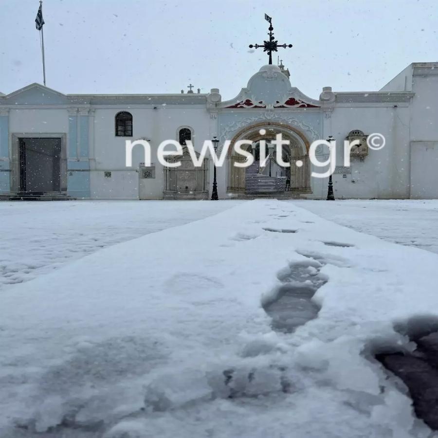 Παναγία της Τήνου: Η Μεγαλόχαρη στα λευκά – Εικόνες κατάνυξης που γίνονται viral στην κακοκαιρία