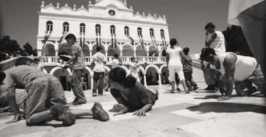 Όταν βρέθηκε η θαυματουργή εικόνα της Παναγίας της Τήνου!