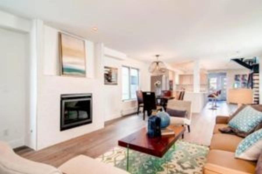 “Έχτισαν” σπίτι από παλιά κοντέινερ σε μόλις 2 εβδομάδες και το εσωτερικό του είναι σαν σαλέ στην Αράχωβα