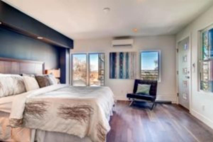 “Έχτισαν” σπίτι από παλιά κοντέινερ σε μόλις 2 εβδομάδες και το εσωτερικό του είναι σαν σαλέ στην Αράχωβα