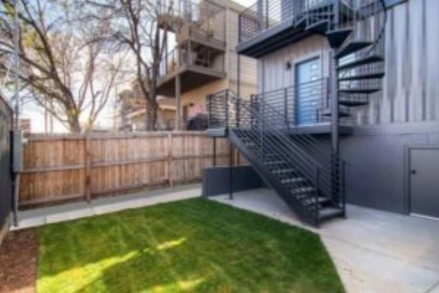 “Έχτισαν” σπίτι από παλιά κοντέινερ σε μόλις 2 εβδομάδες και το εσωτερικό του είναι σαν σαλέ στην Αράχωβα