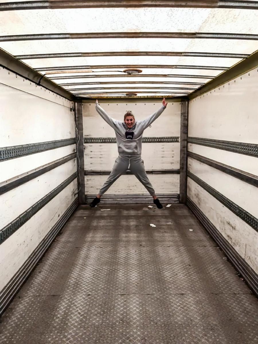 Αγόρασαν παλιό φορτηγό με 4.000€ και το μεταμόρφωσαν στο σπίτι των ονείρων τους: Το πολυτελές εσωτερικό του εντυπωσιάζει