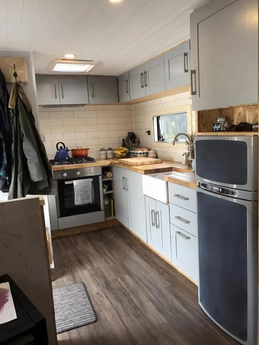 Αγόρασαν παλιό φορτηγό με 4.000€ και το μεταμόρφωσαν στο σπίτι των ονείρων τους: Το πολυτελές εσωτερικό του εντυπωσιάζει