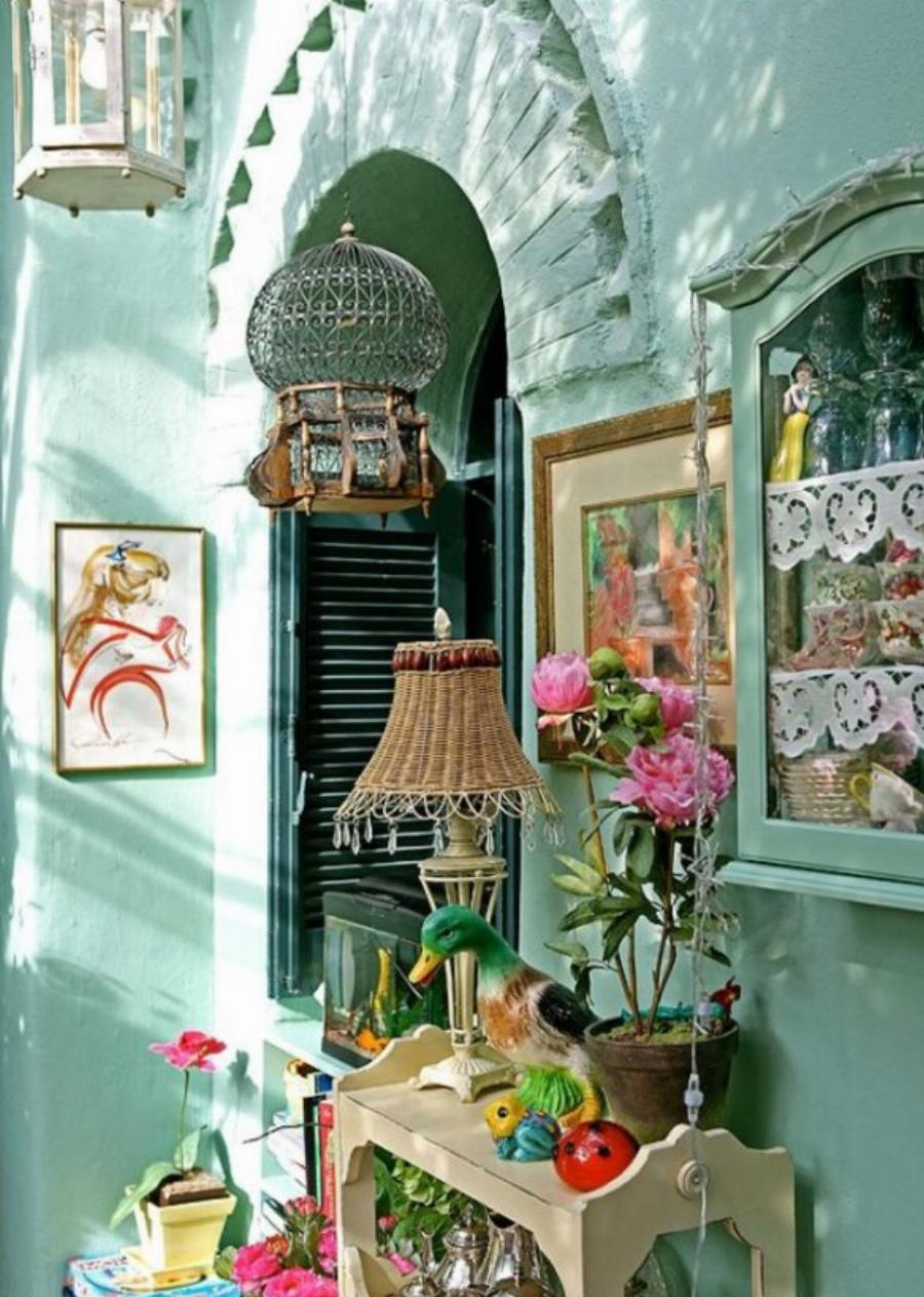 Το παραμυθένιο «μικρό σπίτι στο λιβάδι» βρίσκεται στο κέντρο της Αθήνας και το εσωτερικό του θυμίζει όνειρο