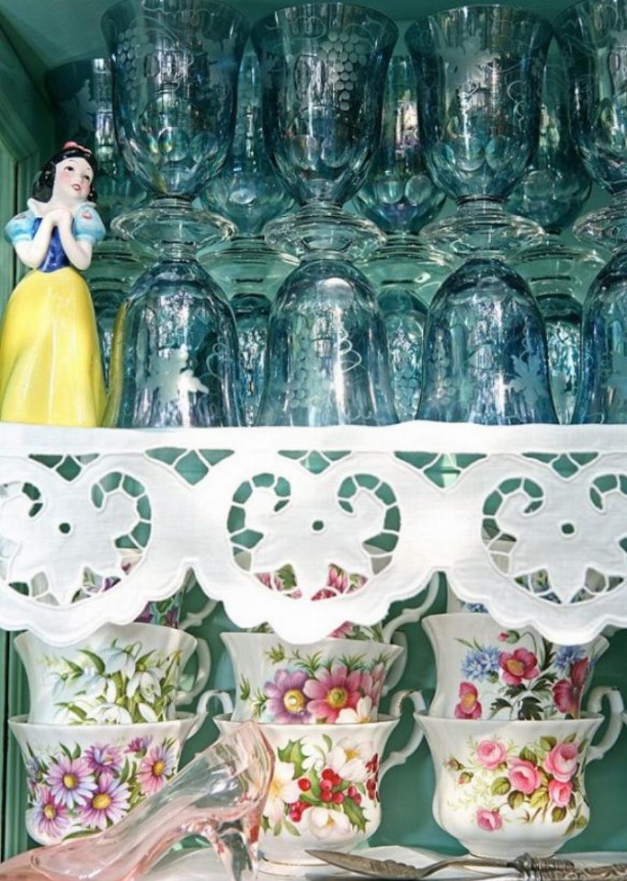 Το παραμυθένιο «μικρό σπίτι στο λιβάδι» βρίσκεται στο κέντρο της Αθήνας και το εσωτερικό του θυμίζει όνειρο