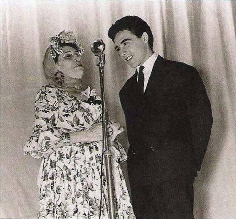 Τόλης Βοσκόπουλος: Ο «Άρχοντας» του ελληνικού τραγουδιού, οι θυελλώδεις έρωτες, η αγάπη του κόσμου και οι ατελείωτες επιτυχίες