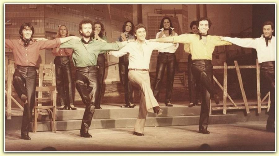 Τόλης Βοσκόπουλος: Ο «Άρχοντας» του ελληνικού τραγουδιού, οι θυελλώδεις έρωτες, η αγάπη του κόσμου και οι ατελείωτες επιτυχίες