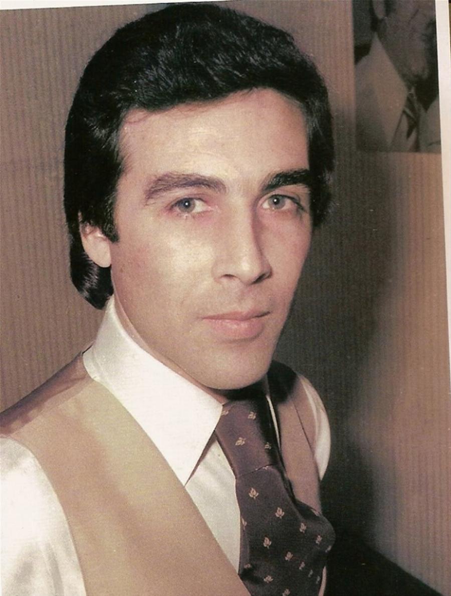 Τόλης Βοσκόπουλος: Ο «Άρχοντας» του ελληνικού τραγουδιού, οι θυελλώδεις έρωτες, η αγάπη του κόσμου και οι ατελείωτες επιτυχίες