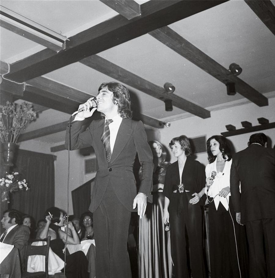 Τόλης Βοσκόπουλος: Ο «Άρχοντας» του ελληνικού τραγουδιού, οι θυελλώδεις έρωτες, η αγάπη του κόσμου και οι ατελείωτες επιτυχίες