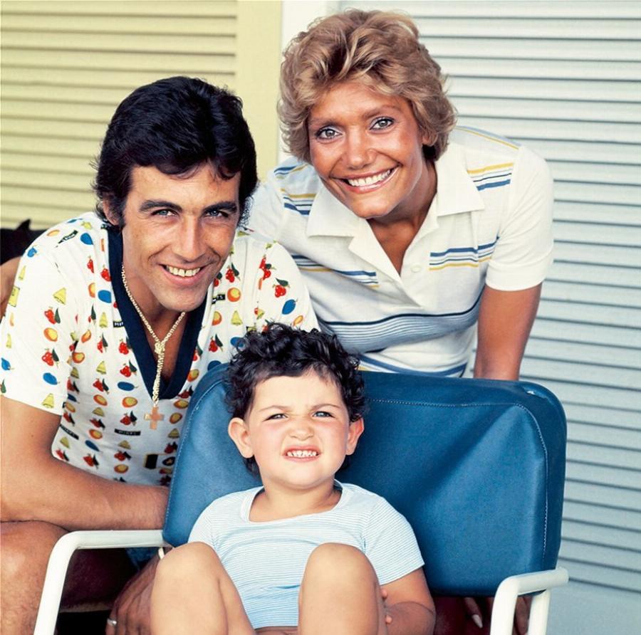 Τόλης Βοσκόπουλος: Ο «Άρχοντας» του ελληνικού τραγουδιού, οι θυελλώδεις έρωτες, η αγάπη του κόσμου και οι ατελείωτες επιτυχίες