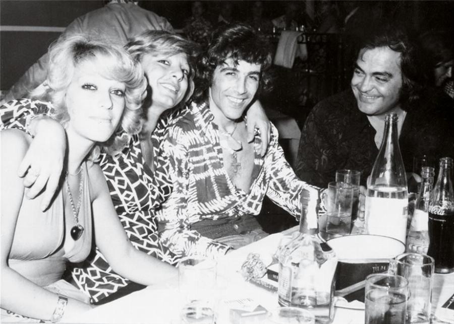 Τόλης Βοσκόπουλος: Ο «Άρχοντας» του ελληνικού τραγουδιού, οι θυελλώδεις έρωτες, η αγάπη του κόσμου και οι ατελείωτες επιτυχίες