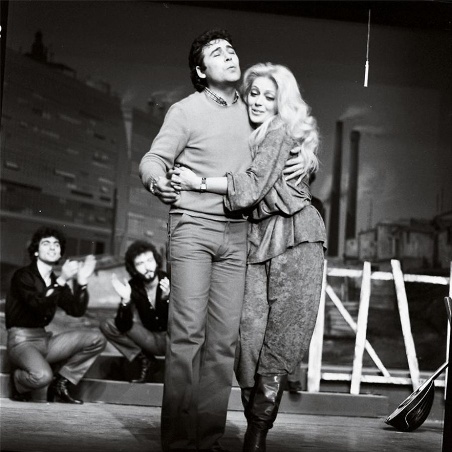 Τόλης Βοσκόπουλος: Ο «Άρχοντας» του ελληνικού τραγουδιού, οι θυελλώδεις έρωτες, η αγάπη του κόσμου και οι ατελείωτες επιτυχίες