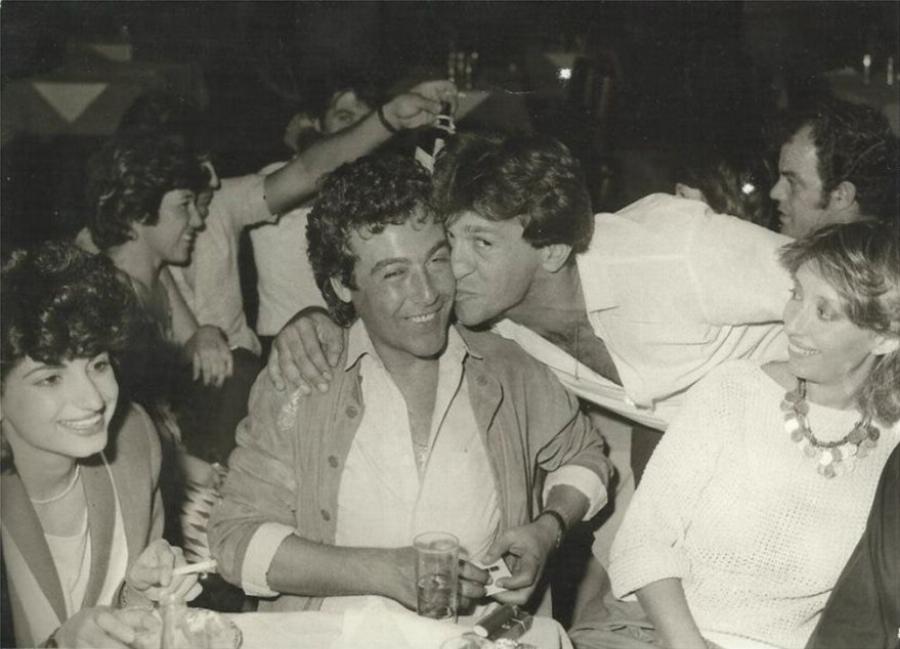 Τόλης Βοσκόπουλος: Ο «Άρχοντας» του ελληνικού τραγουδιού, οι θυελλώδεις έρωτες, η αγάπη του κόσμου και οι ατελείωτες επιτυχίες