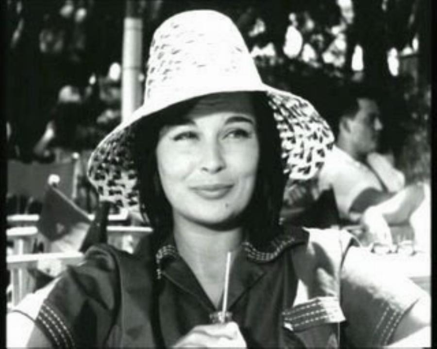 Ντίνα Τριάντη: Ο εφηβικός έρωτας, οερχομός της κόρης της στα 18, η λήξη της καριέρας και η αφαίρεση της ελιάς για να μην την αναγνωρίζουν