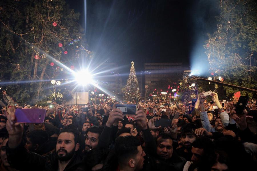 Υγειονομική «βόμβα» με χιλιάδες Πακιστανούς το Σύνταγμα στο ρεβεγιόν – Εκκωφαντικά απούσα η ΕΛΑΣ