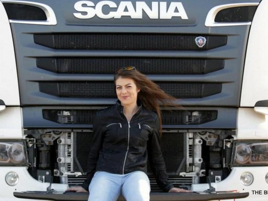 Η 24χρονη Ντανιέλα από την Πάτρα είναι πανέμορφη και είναι η πιο νέα οδηγός νταλίκας στην Ελλάδα