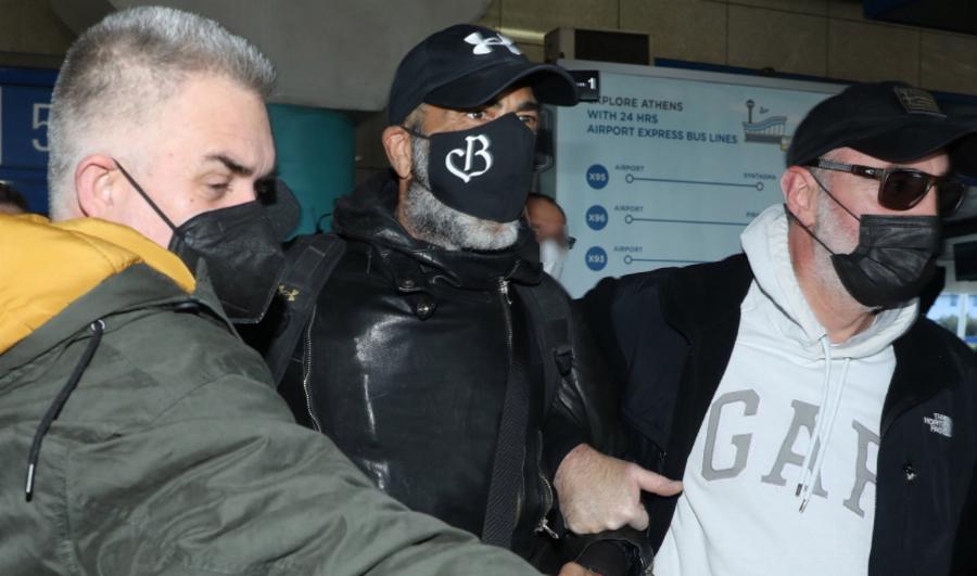 Χαμός στην επιστροφή του Βαλάντη από το Survivor – Επιτέθηκαν σε δημοσιογράφο