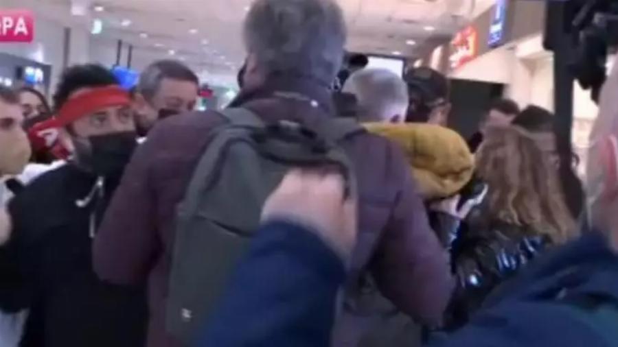 Χαμός στην επιστροφή του Βαλάντη από το Survivor – Επιτέθηκαν σε δημοσιογράφο