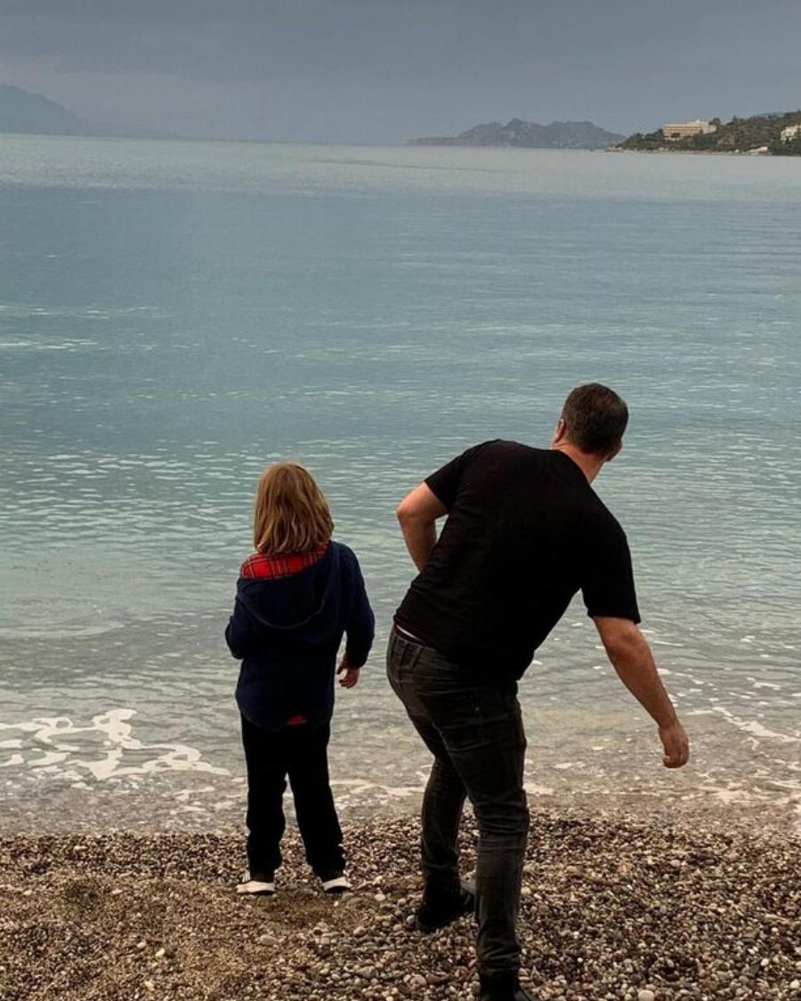 Βασίλης Μπισμπίκης: Η λατρεία στον γιο του, Μιχάλη, που του μοιάζει πολύ – Έχει μέχρι και το ίδιο σημάδι στο πρόσωπο