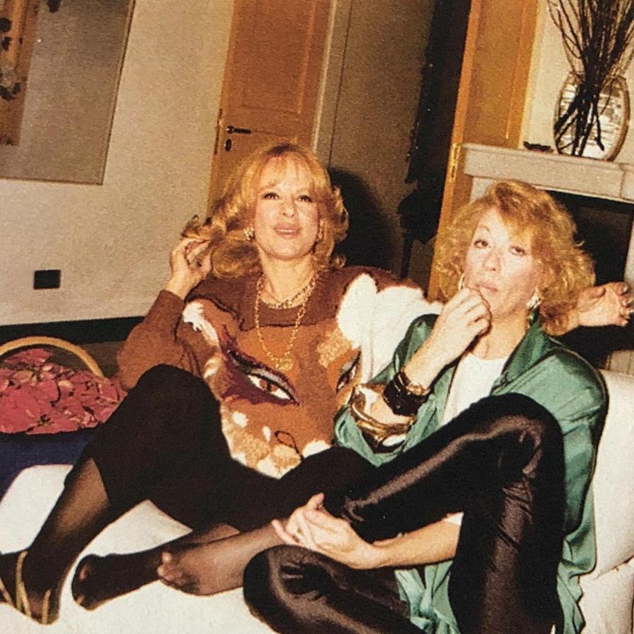 Ζωή Λάσκαρη: Ο κρυφός αρραβώνας με έναν αλκοολικό και ο γάμος με τον Λυκουρέζο που κόντεψε να μη συμβεί ποτέ