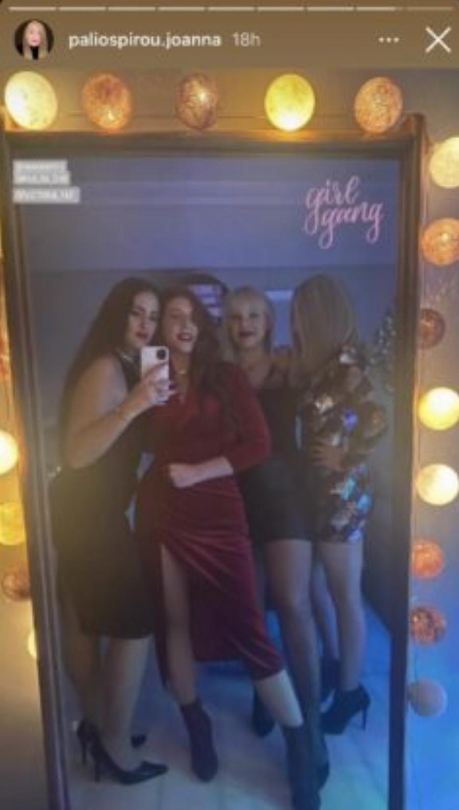 Mας έβαλε τα γυαλιά η Ιωάvvα Παλιοσπύρου: Η φωτογραφία με τις κολλητές της, για πρώτη φορά χωρίς μάσκα στο πρόσωπό της