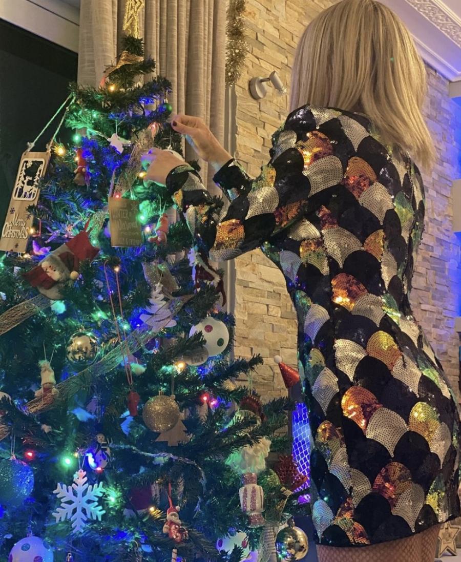 Mας έβαλε τα γυαλιά η Ιωάvvα Παλιοσπύρου: Η φωτογραφία με τις κολλητές της, για πρώτη φορά χωρίς μάσκα στο πρόσωπό της