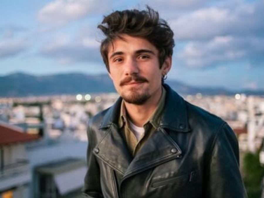 Κώστας Νικούλι: «Είχα ροζ ταυτότητα και είμαι περήφανος για την καταγωγή μου – Πηγαίναμε στο Αλλοδαπών στις 5:00 το πρωί»