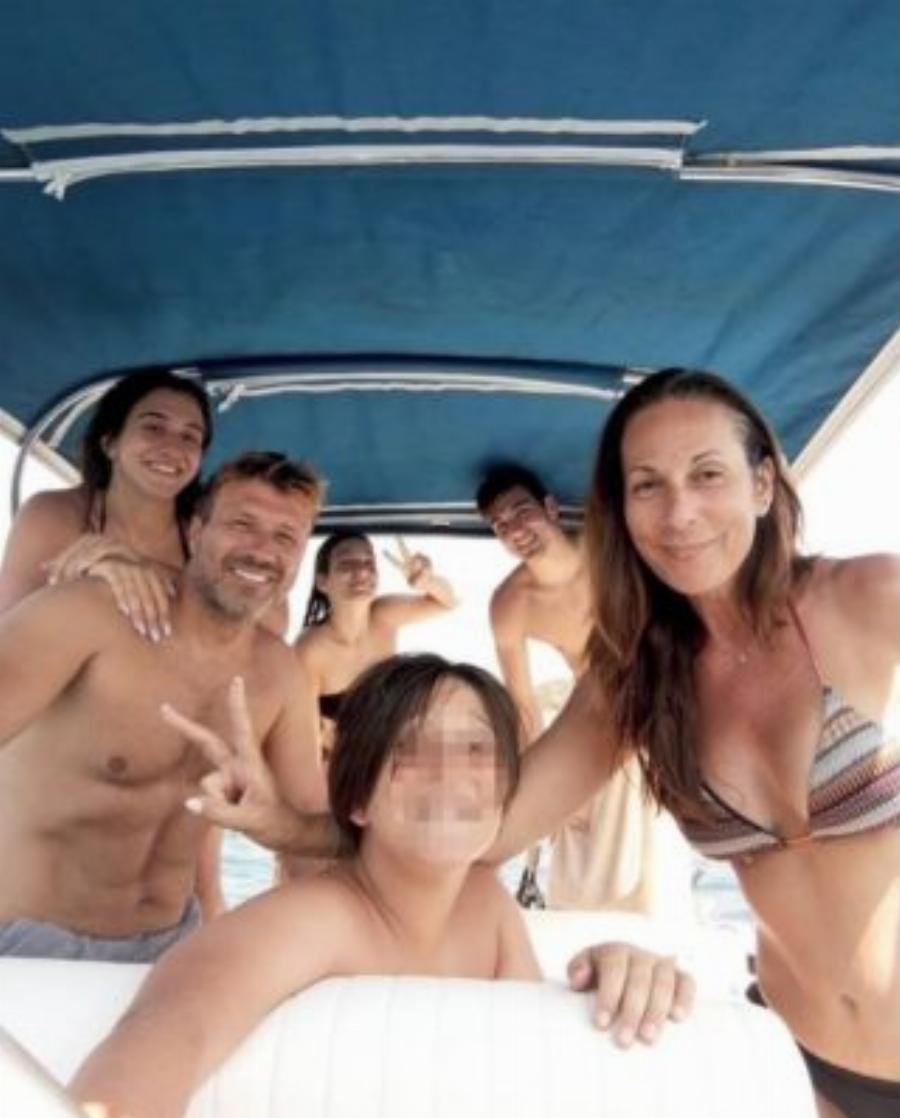 Γιάννης Πλούταρχος: Η σπάνια εικόνα μαζί με την πανέμορφη γυναίκα του και τα 4 παιδιά τους