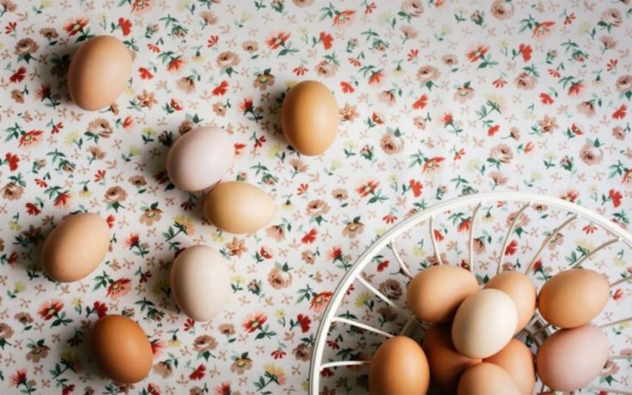 Φρέσκα αυγά: Ο πανέξυπνος τρόπος για να καταλάβεις αν είναι πραγματικά φρέσκα
