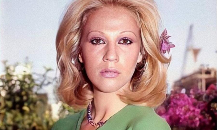 Ζωή Λάσκαρη: Οι σπάνιες εικόνες από τον πρώτο γάμο της με τον Πέτρο Κουτουμάνο και το ονειρεμένο νυφικό