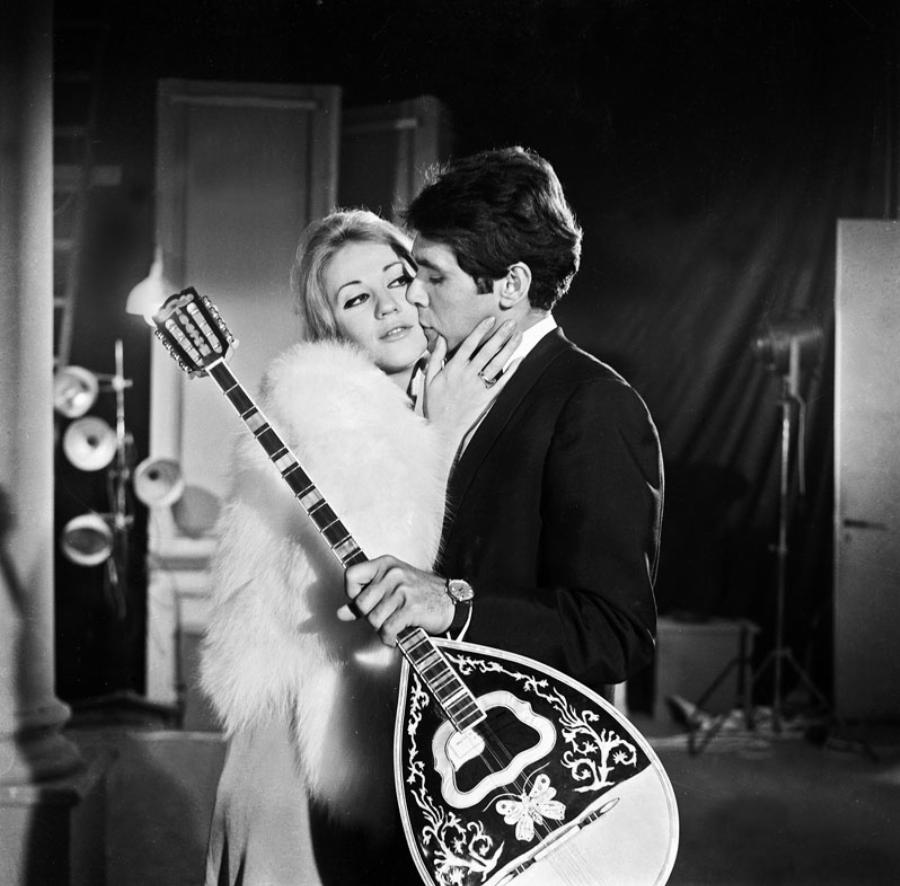 Ζωή Λάσκαρη: Ο κρυφός αρραβώνας με έναν αλκοολικό και ο γάμος με τον Λυκουρέζο που κόντεψε να μη συμβεί ποτέ