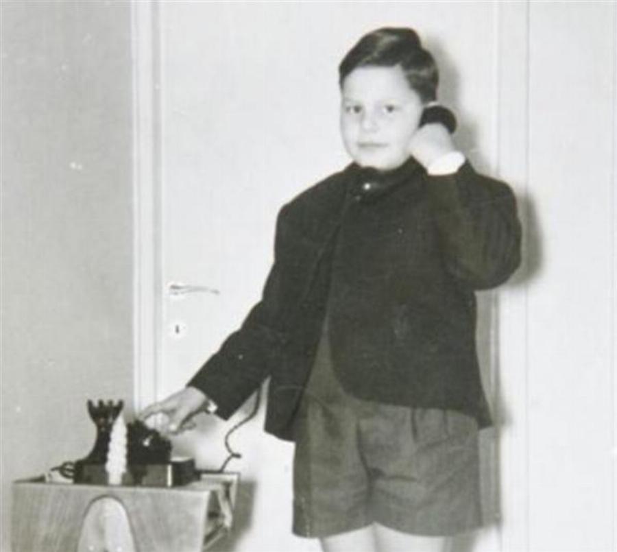 Σπάνιες και αδημοσίευτές φωτογραφίες των πολιτικών στα παιδικά τους χρόνια