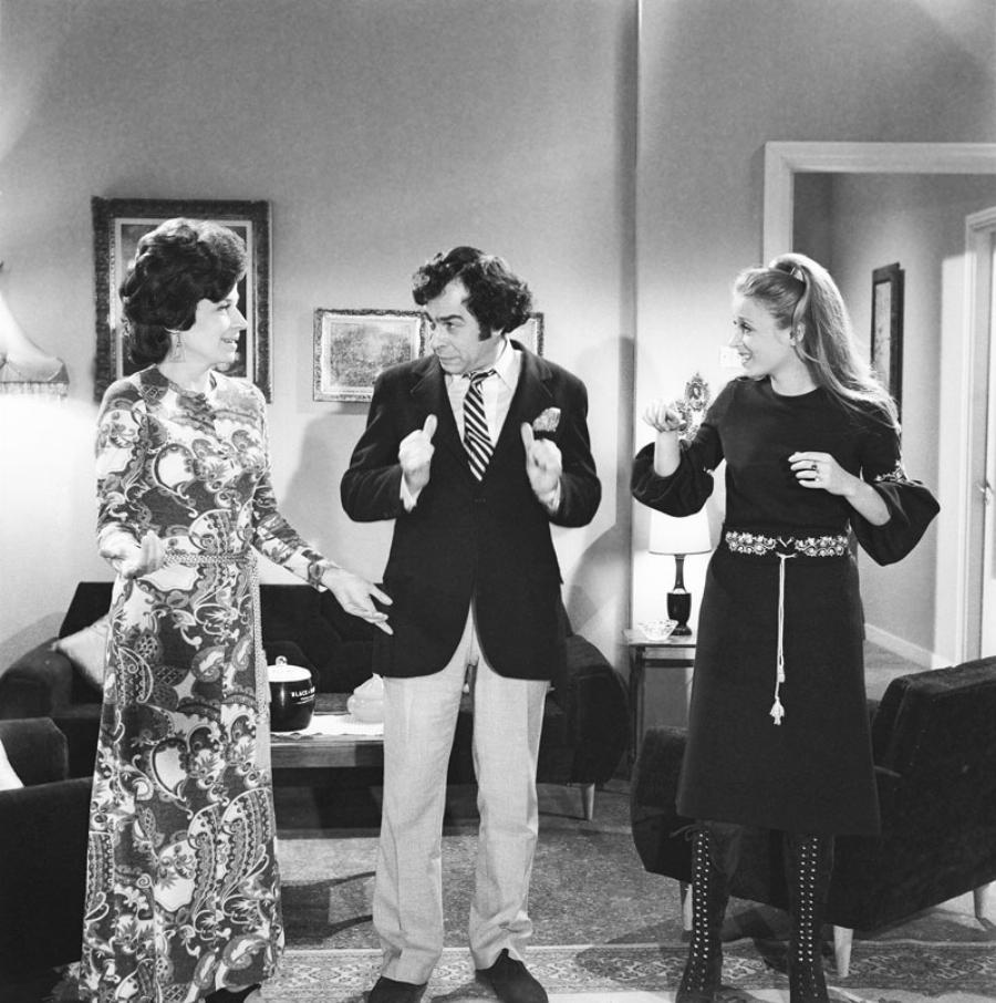 Χρόνης Εξαρχάκος: Η μοναξιά, η αναπηρία της μητέρας του, η καταπίεση, ο καρκίνος, και ο πρόωρος θάνατος