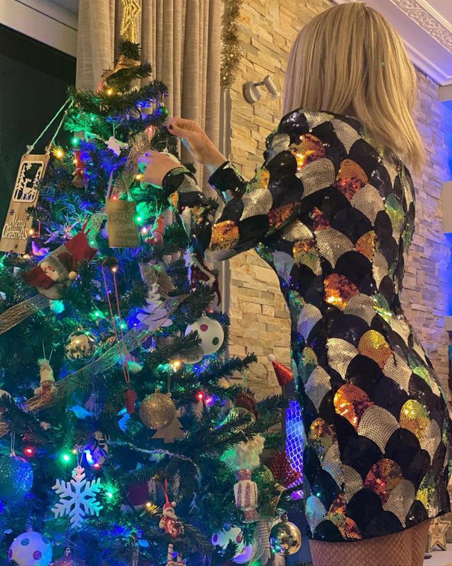 Ιωάννα Παλιοσπύρου: Ποζάρει μπροστά από το Χριστουγεννιάτικο δέντρο του σπιτιού της, στέλνοντας το ομορφότερο μήνυμα