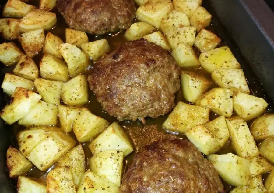 Βάζει στα μπιφτέκια βούτυρο και μετά τα ψήνει στον φούρνο – Το πιο ζουμερό αποτέλεσμα