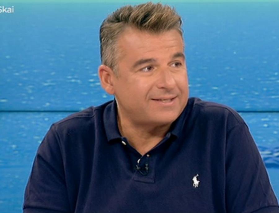 Βουτάει χαλαρός στα παγωμένα νερά της Βουλιαγμένης με 5 βαθμούς – Χαμός με τον Γιώργο Λιάγκα