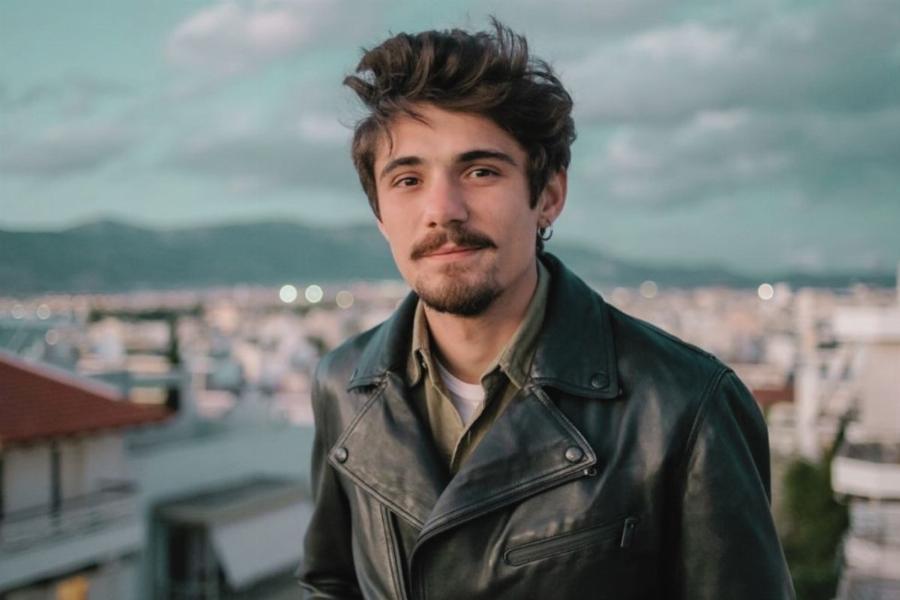 Εντυπωσιακή και 35αρα: Αυτή είναι η σύντροφος του Κώστα Νικούλι, του τηλεοπτικού “Πετρή”