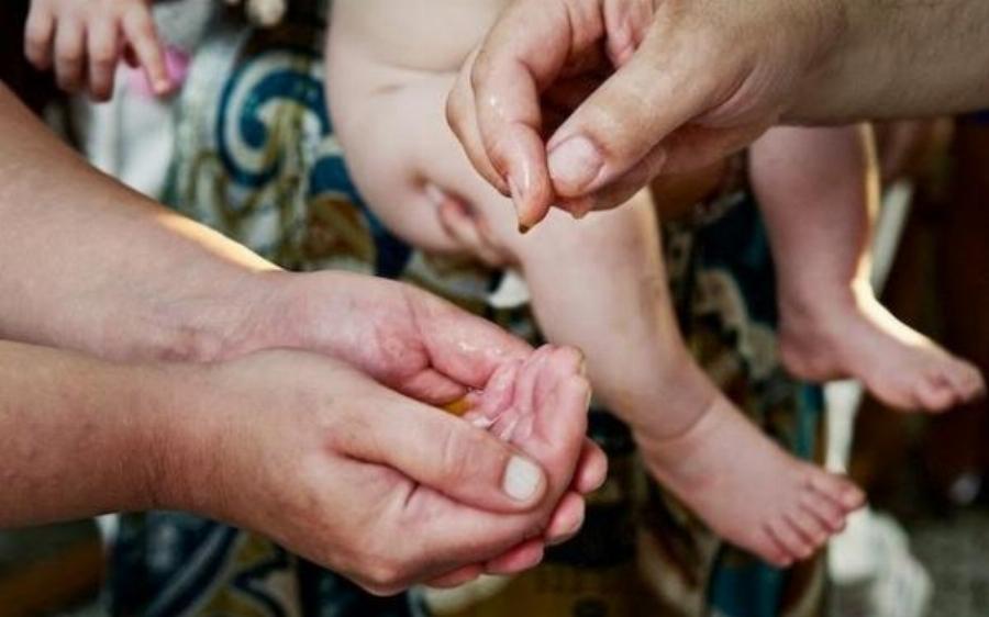 «Υποχρεώσεις» νονού και νονάς: Όλα όσα πρέπει να προσφέρουν στο βαφτιστήρι τους