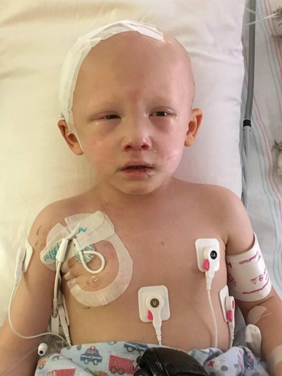 Σπαρακτικές στιγμές: Μάνα αποχαιρετά τον γιο της που σβήνει από καρκίνο