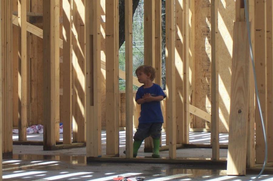 Μια απίστευτη μητέρα 4 παιδιών έχτισε ολομόναχη το δικό της σπίτι βλέποντας οδηγίες στο youtube