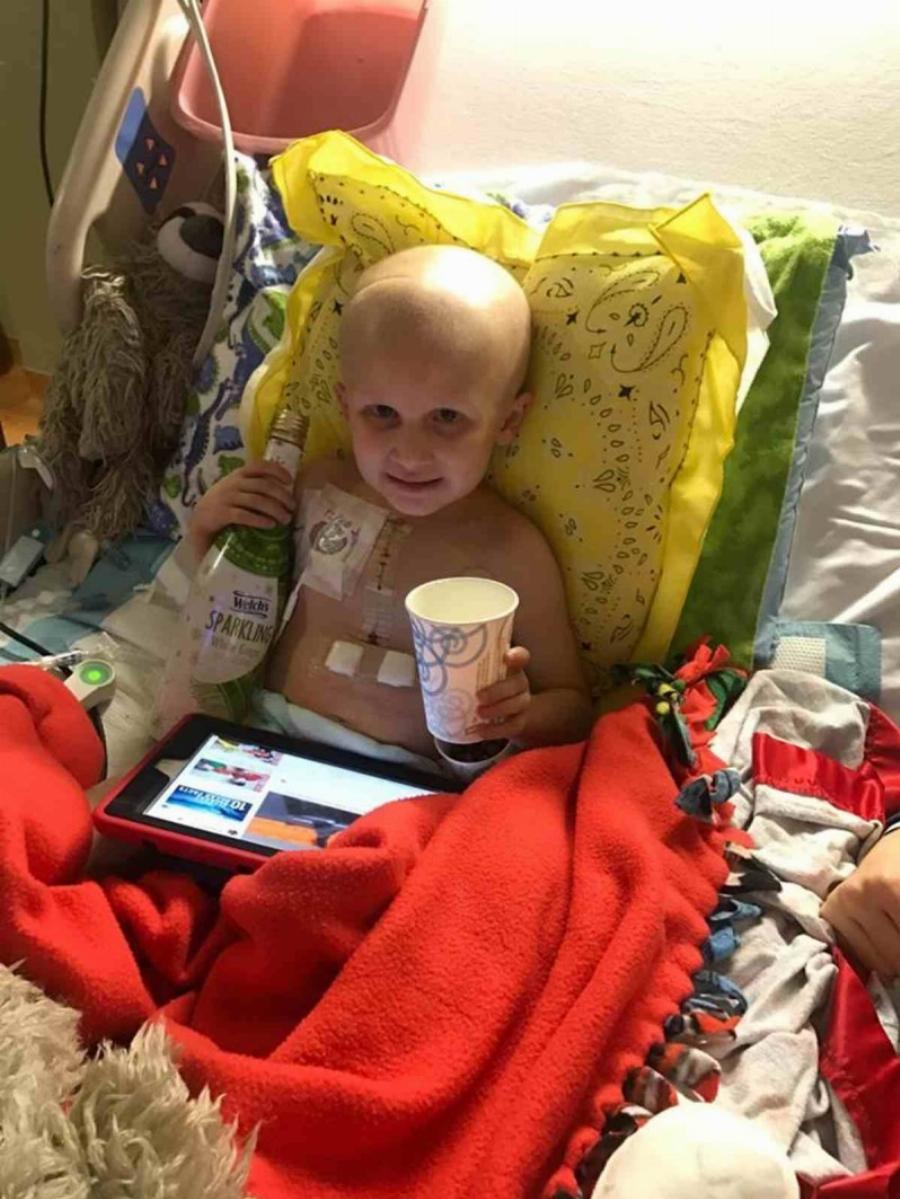 Σπαρακτικές στιγμές: Μάνα αποχαιρετά τον γιο της που σβήνει από καρκίνο