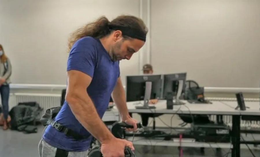 Σπουδαίο τεχνολογικό επίτευγμα: Παράλυτος με κομμένο νωτιαίο μυελό περπάτησε ξανά χάρη σε εμφύτευμα